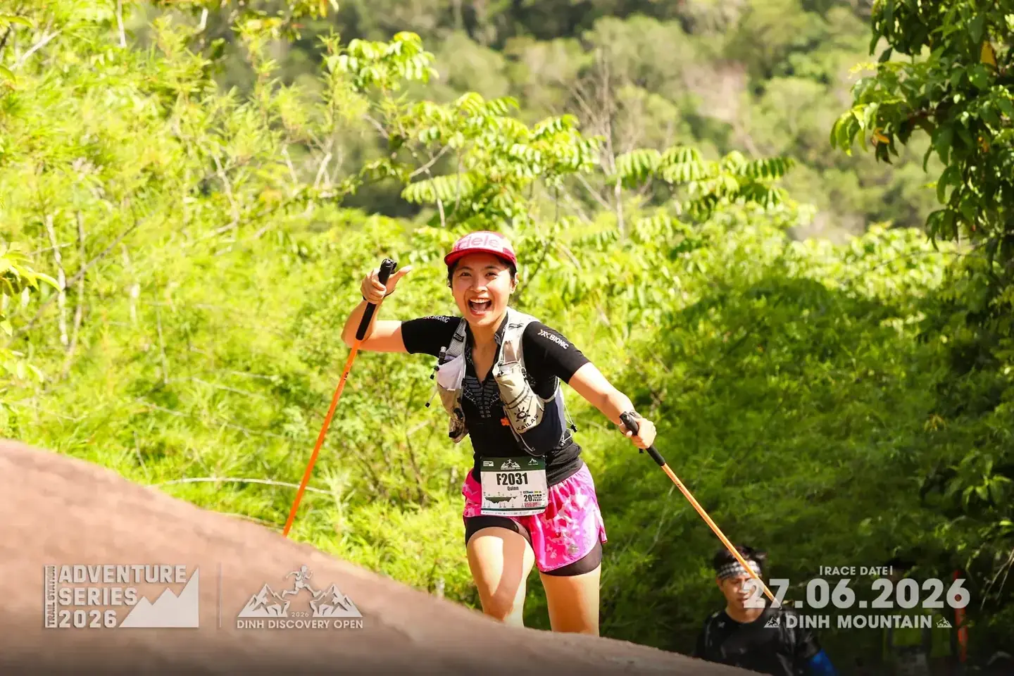 Runner nữ cầm gậy giữa cung đường xanh Núi Dinh