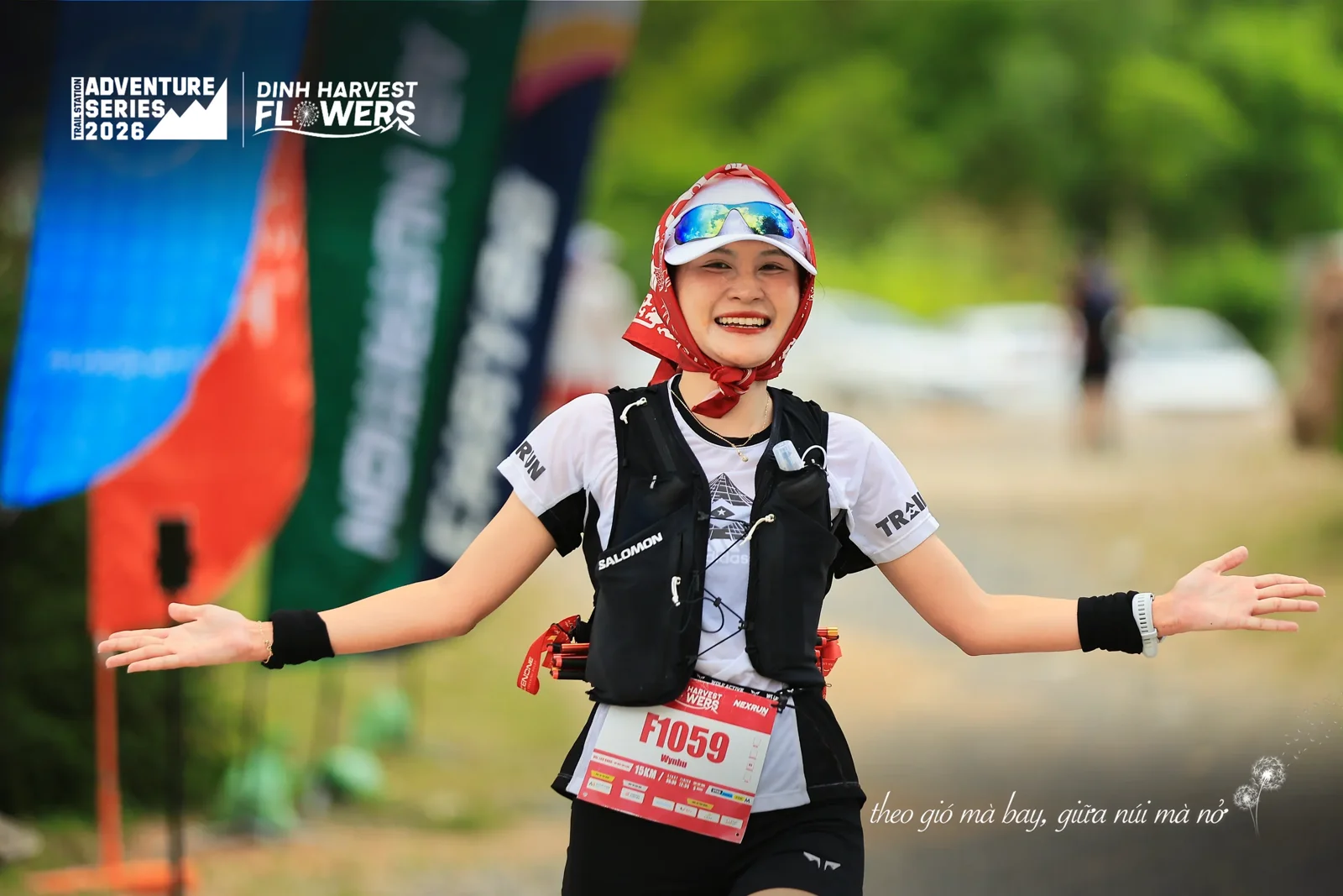Nữ runner mỉm cười dang tay tại Dinh Harvest Flowers